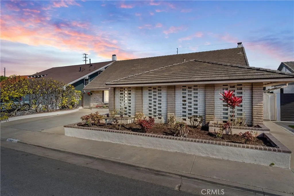 21052 Amberwick Lane, Huntington Beach, California 92646 home-pic-2