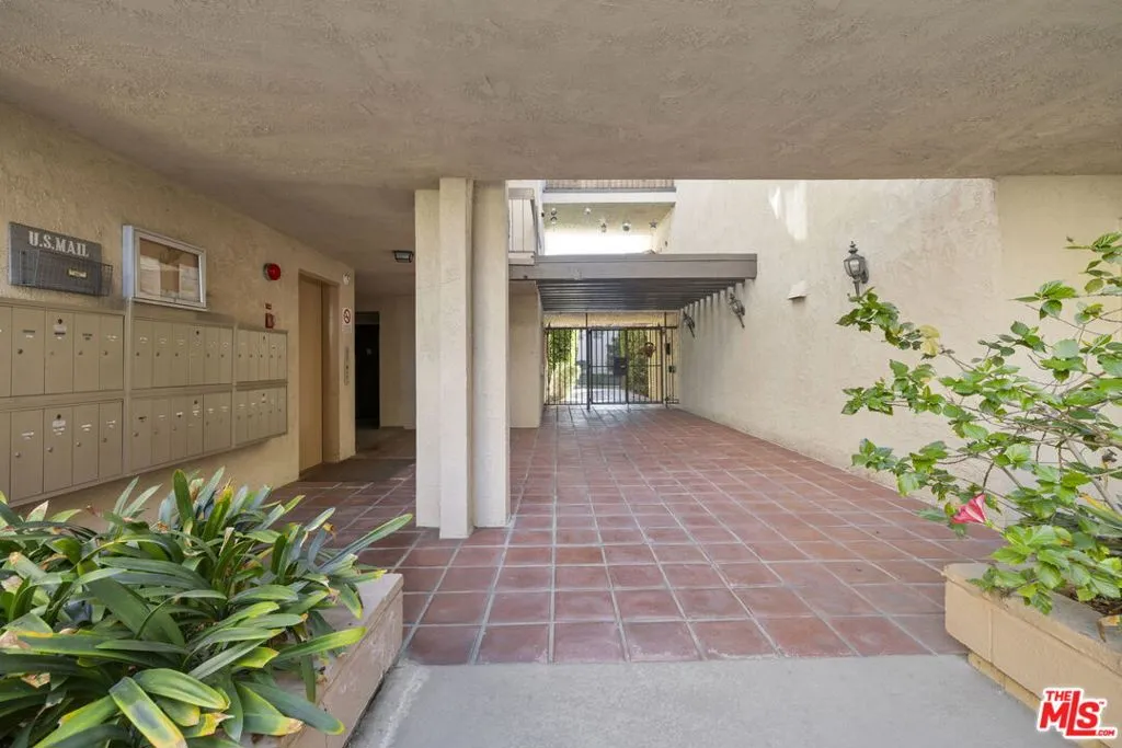 6151 Canterbury Drive 104, Culver City, California 90230 home-pic-22