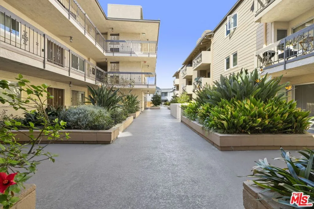 6151 Canterbury Drive 104, Culver City, California 90230 home-pic-23