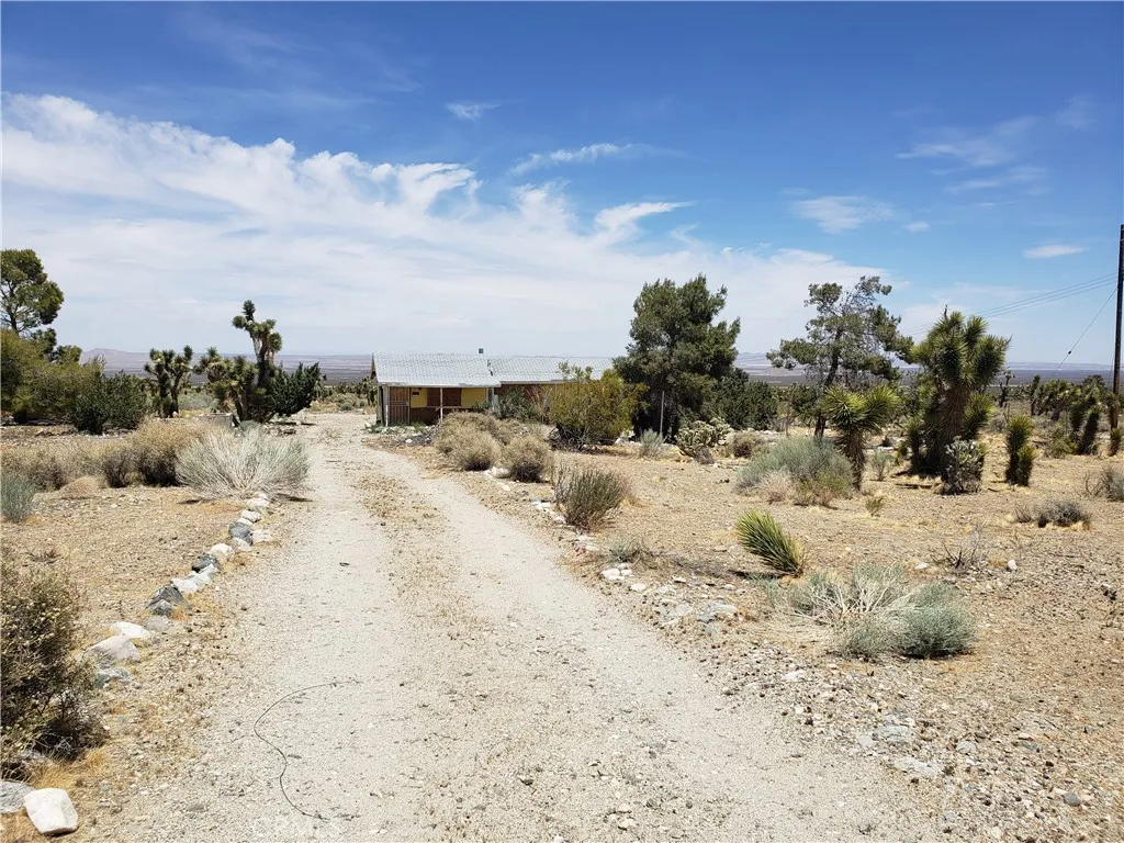 20649 E Avenue Y, Llano, California 93544 home-pic-9