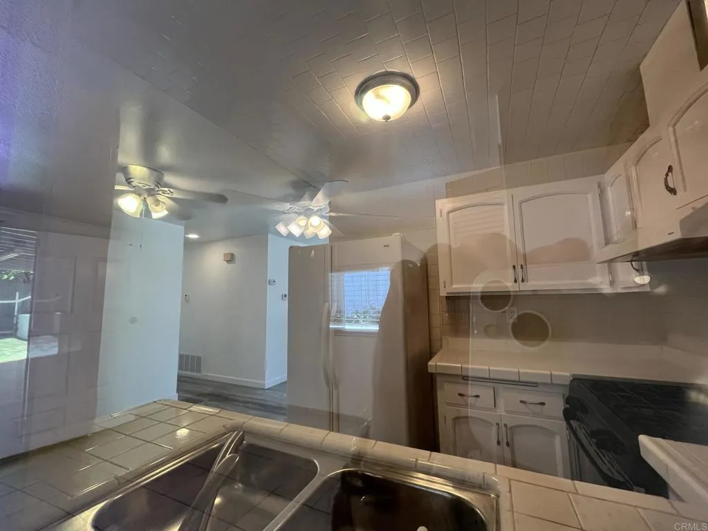 127 Ave De La Madrid, San Ysidro, California 92173 home-pic-26