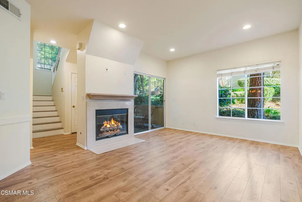 637 Indian Oak Lane 105, Oak Park, California 91377 home-pic-3