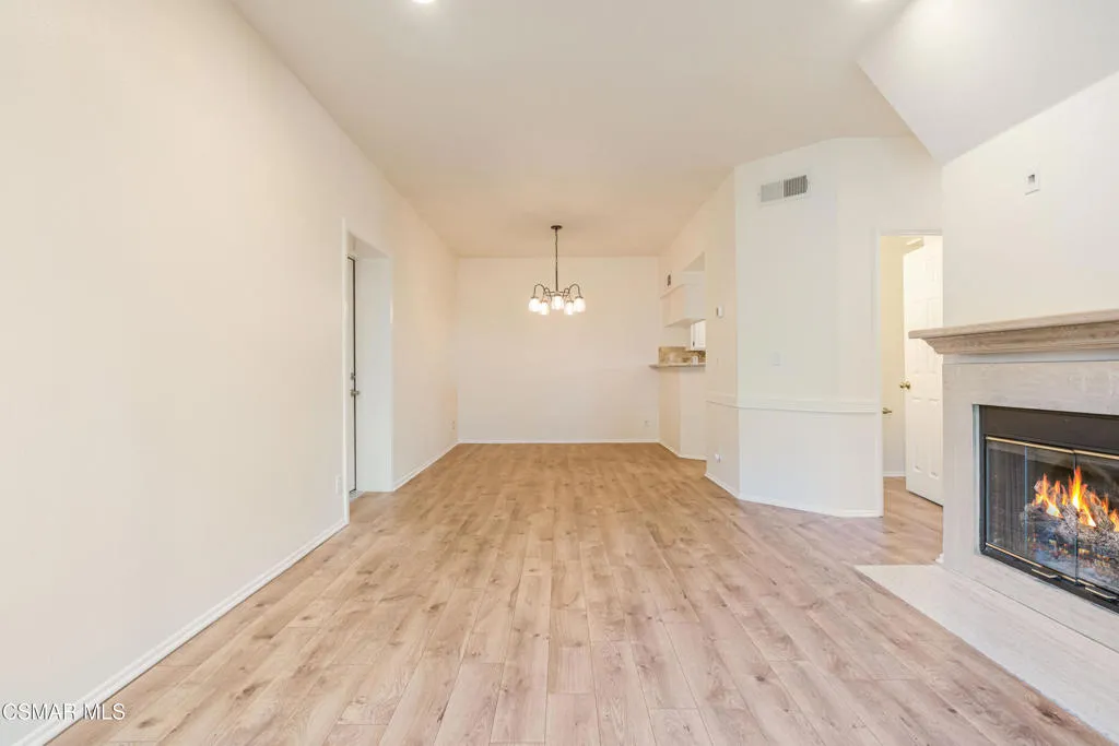 637 Indian Oak Lane 105, Oak Park, California 91377 home-pic-2