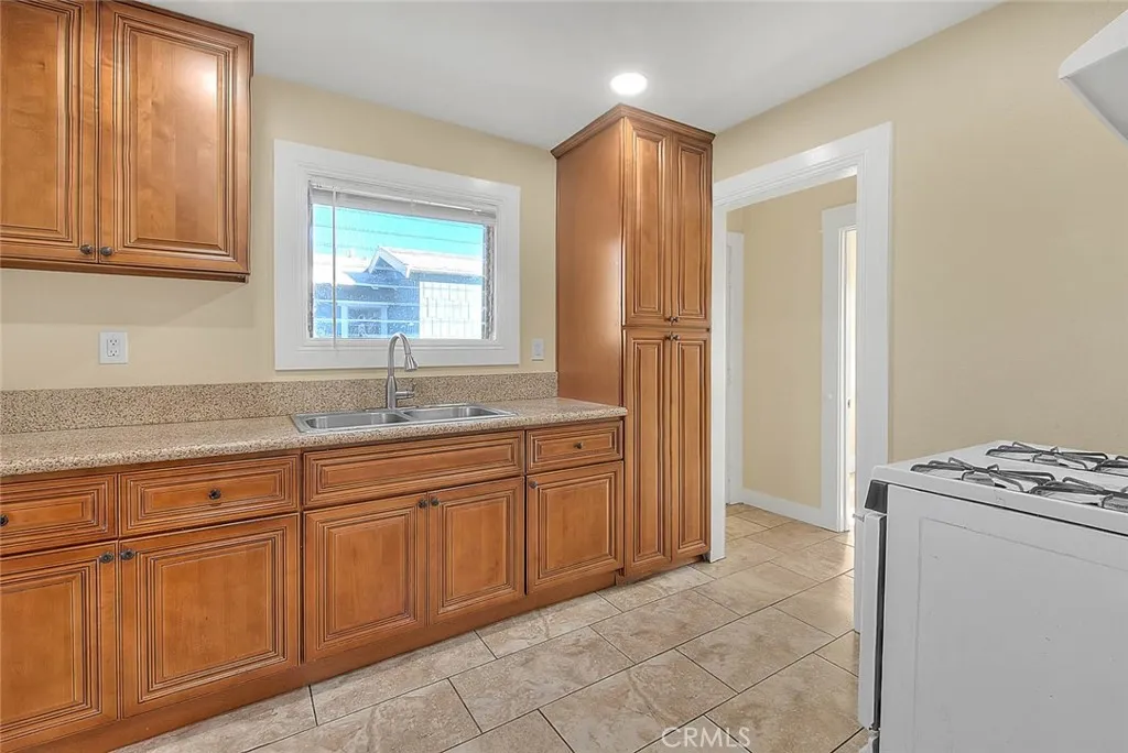 656 E Columbia, Pomona, California 91767 home-pic-9