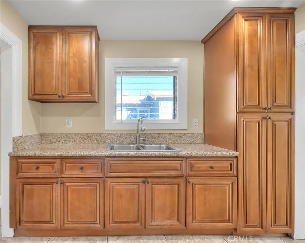 656 E Columbia, Pomona, California 91767 home-pic-11
