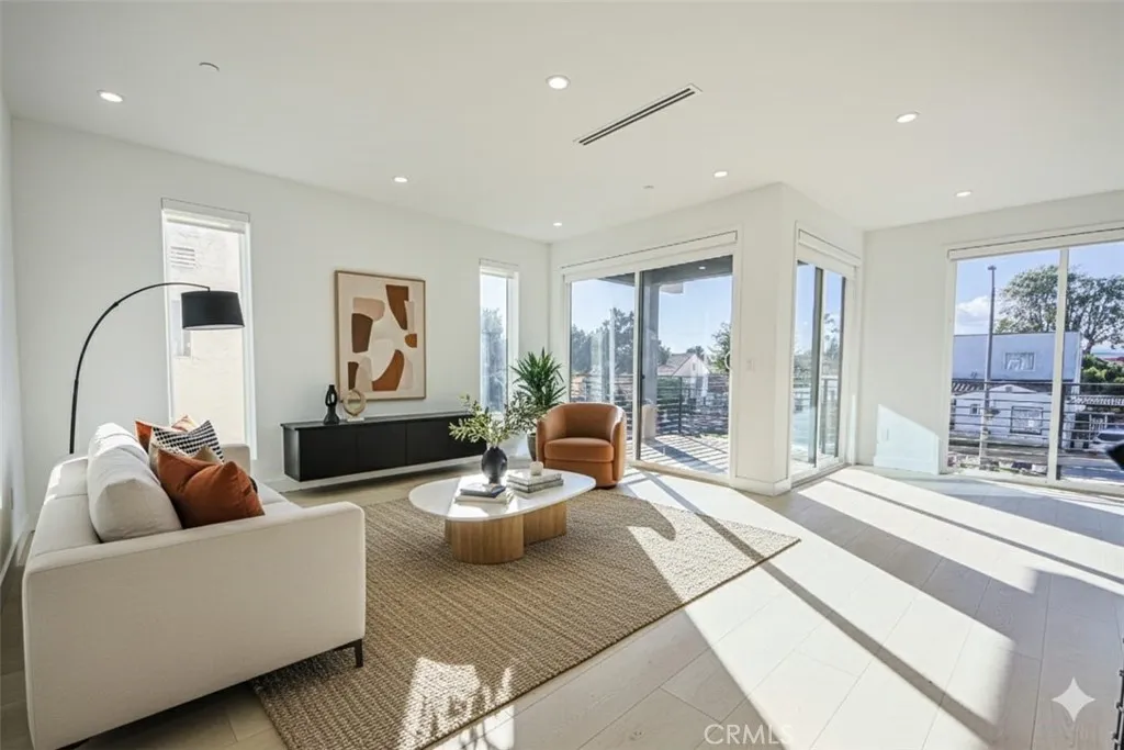 2202 Thurman Avenue, Los Angeles, California 90016 home-pic-3