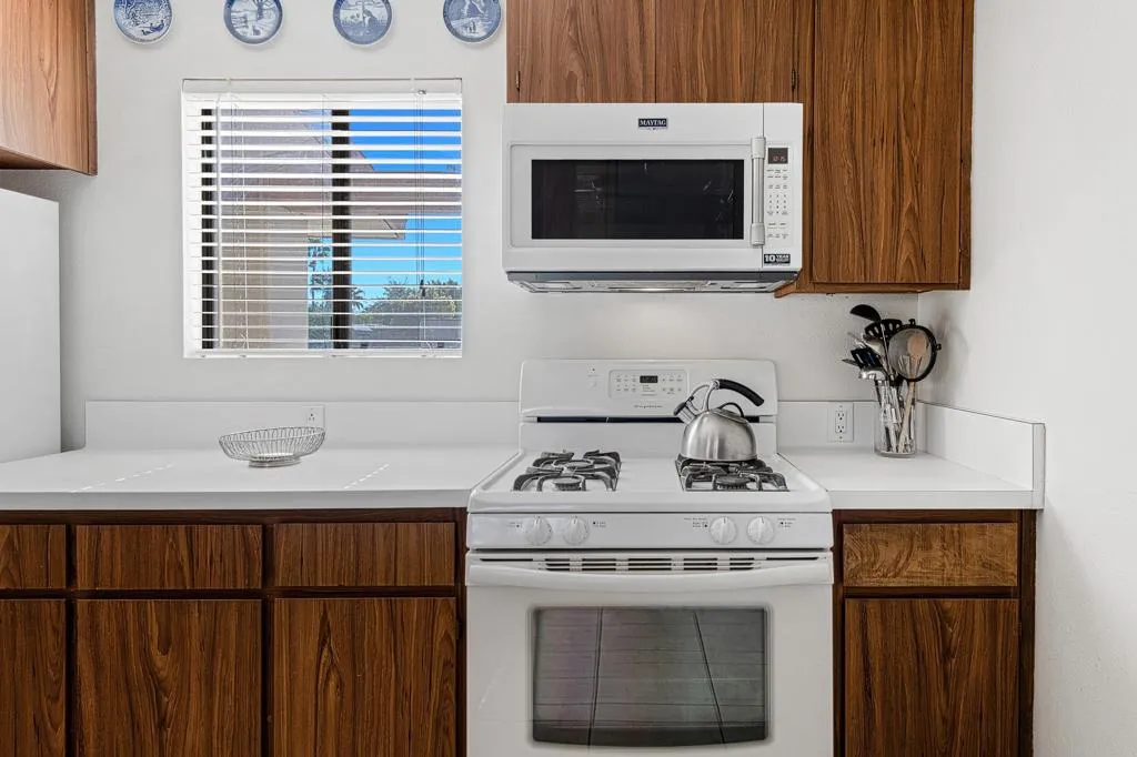 1370 E Gem Circle, Palm Springs, California 92264 home-pic-9