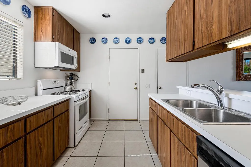 1370 E Gem Circle, Palm Springs, California 92264 home-pic-8