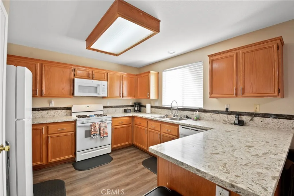 17049 La Vesu Rd., Fontana, California 92337 home-pic-7