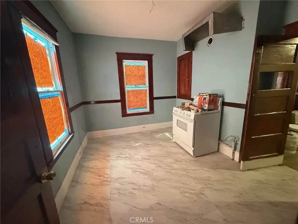 860 W 54th, Los Angeles, California 90037 home-pic-5