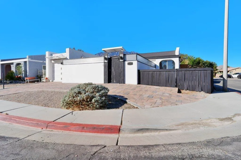 3291 N Sandspring Drive, Palm Springs, California 92262 home-pic-0