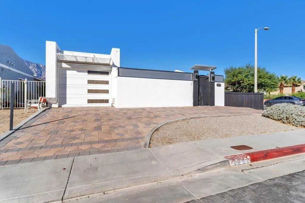 3291 N Sandspring Drive, Palm Springs, California 92262 home-pic-1