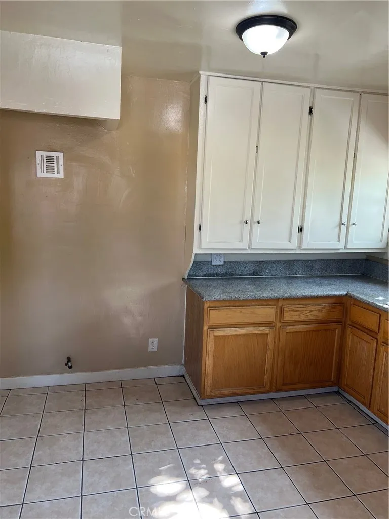 250 W 49th Street 2, Los Angeles, California 90037 home-pic-2