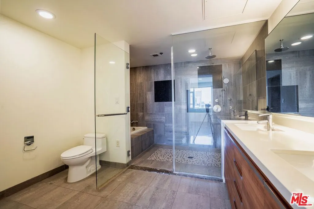 3785 Wilshire Boulevard 1710, Los Angeles, California 90010 home-pic-17