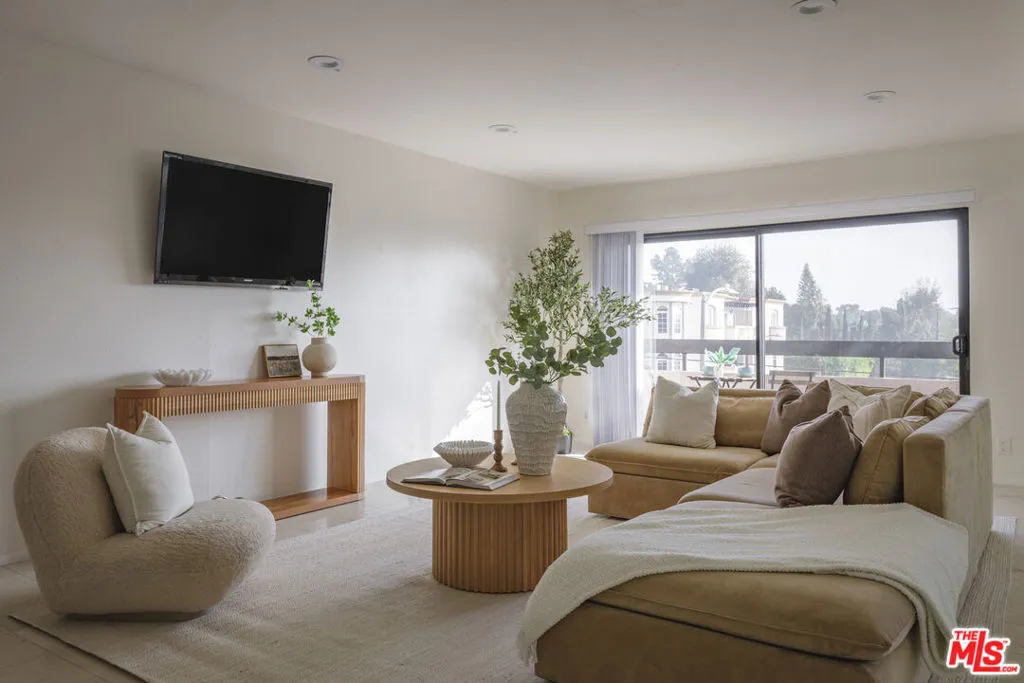 4829 Whitsett Avenue 301, Valley Village, California 91607 home-pic-3