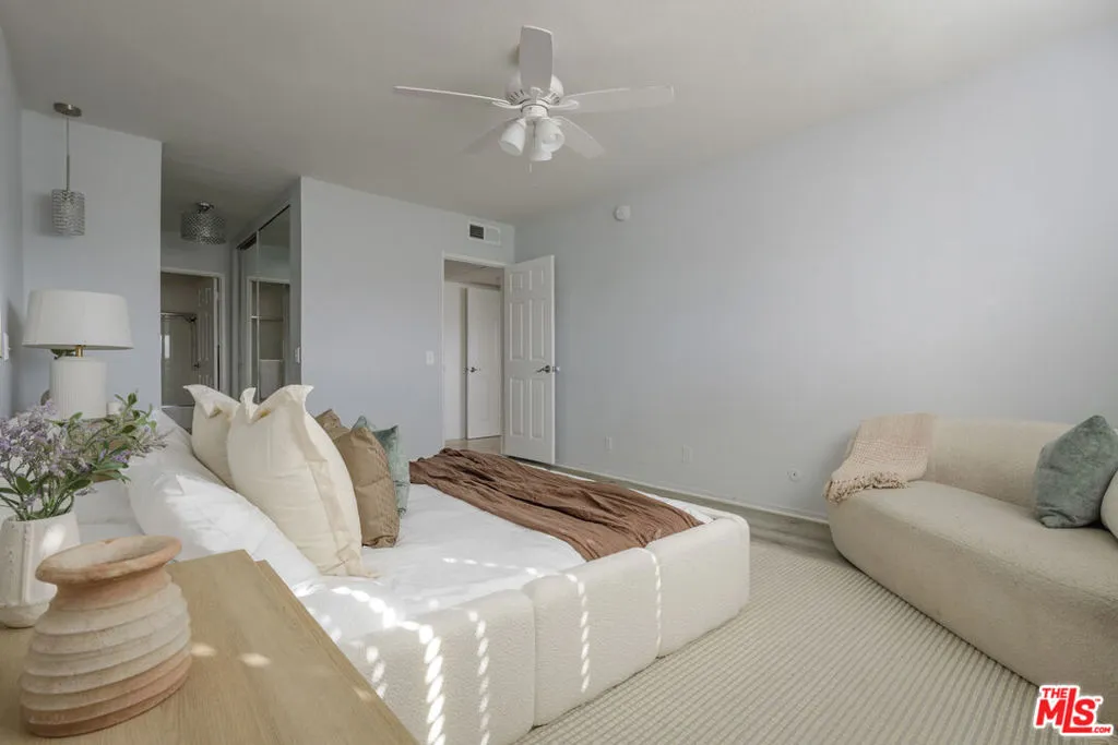 4829 Whitsett Avenue 301, Valley Village, California 91607 home-pic-17