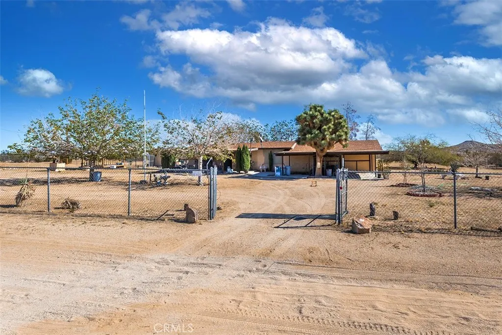 1495 Alta Avenue, Yucca Valley, California 92284 home-pic-2