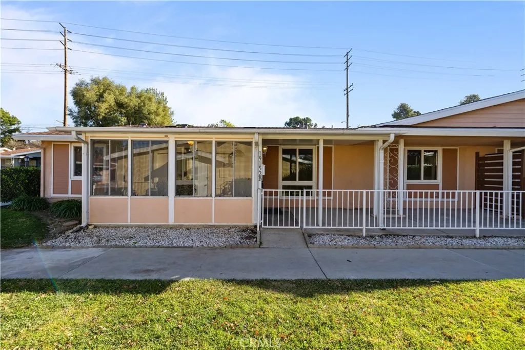 19152 Avenue Of The Oaks B, Newhall, California 91321 home-pic-2