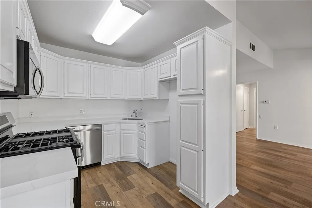 19152 Avenue Of The Oaks B, Newhall, California 91321 home-pic-12