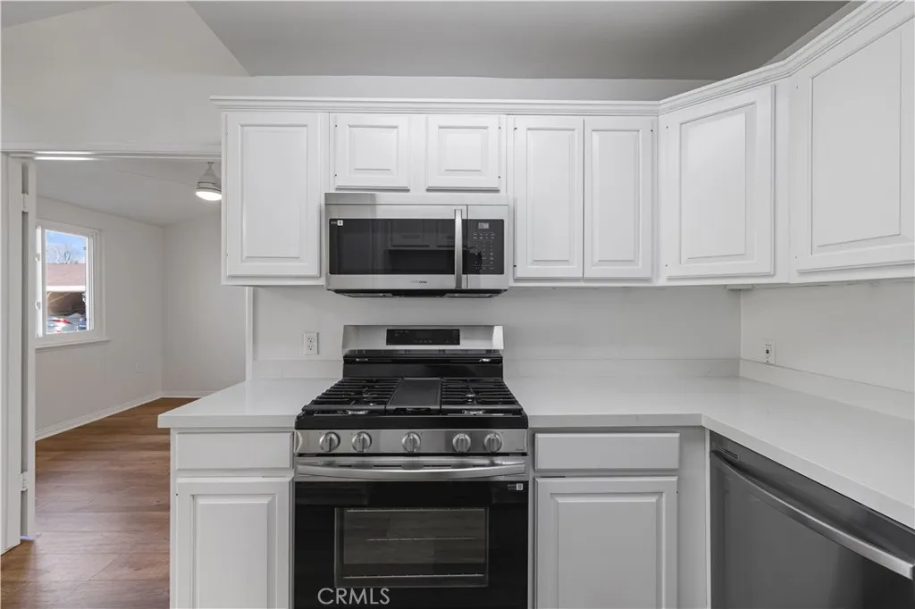 19152 Avenue Of The Oaks B, Newhall, California 91321 home-pic-16