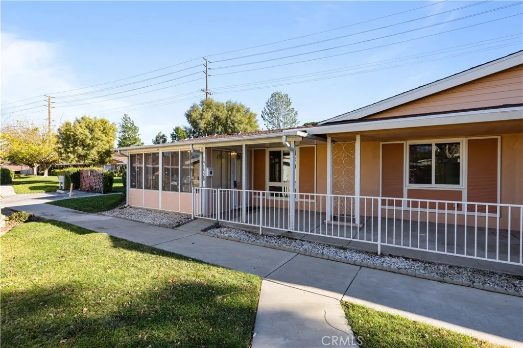 19152 Avenue Of The Oaks B, Newhall, California 91321 home-pic-1