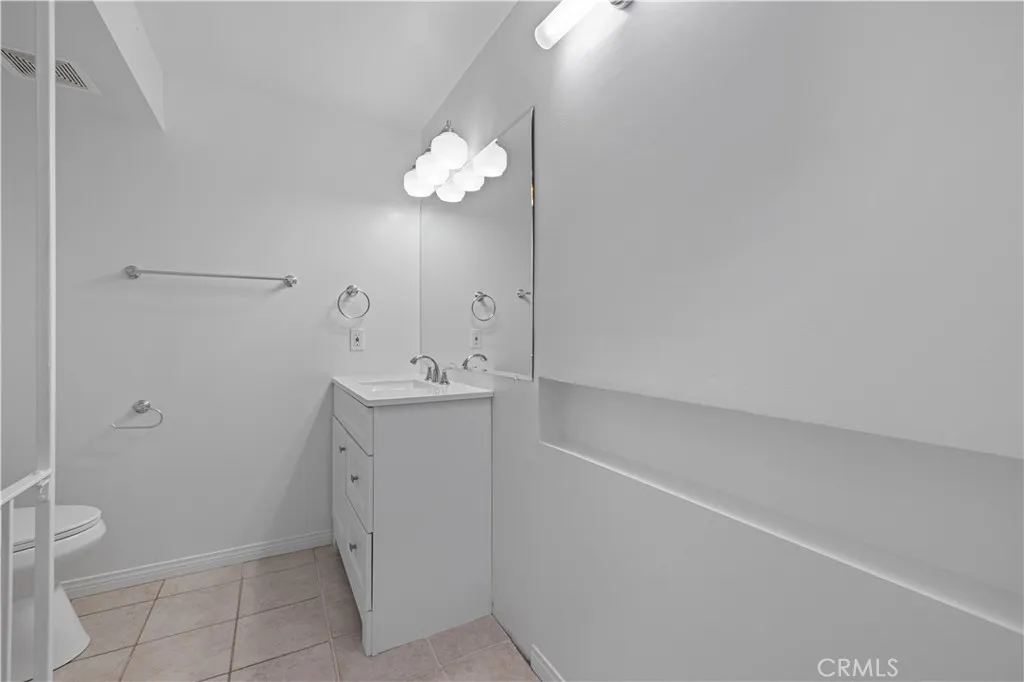 19152 Avenue Of The Oaks B, Newhall, California 91321 home-pic-22