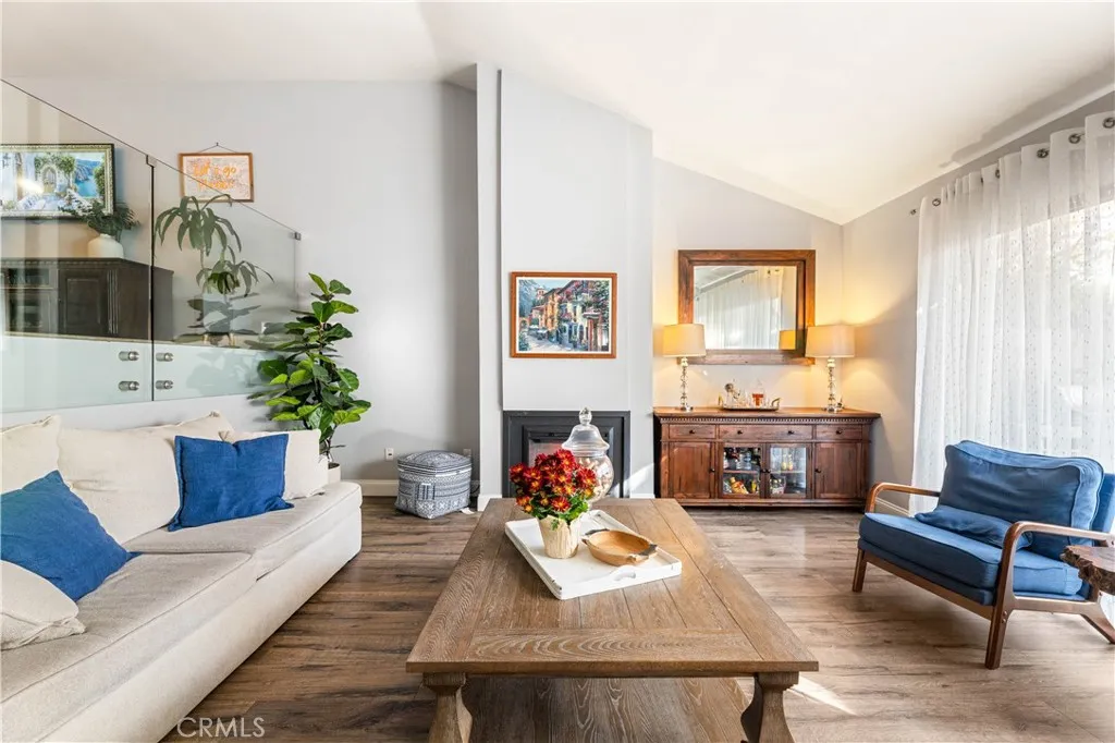 18146 Oxnard 48, Tarzana, California 91356 home-pic-3