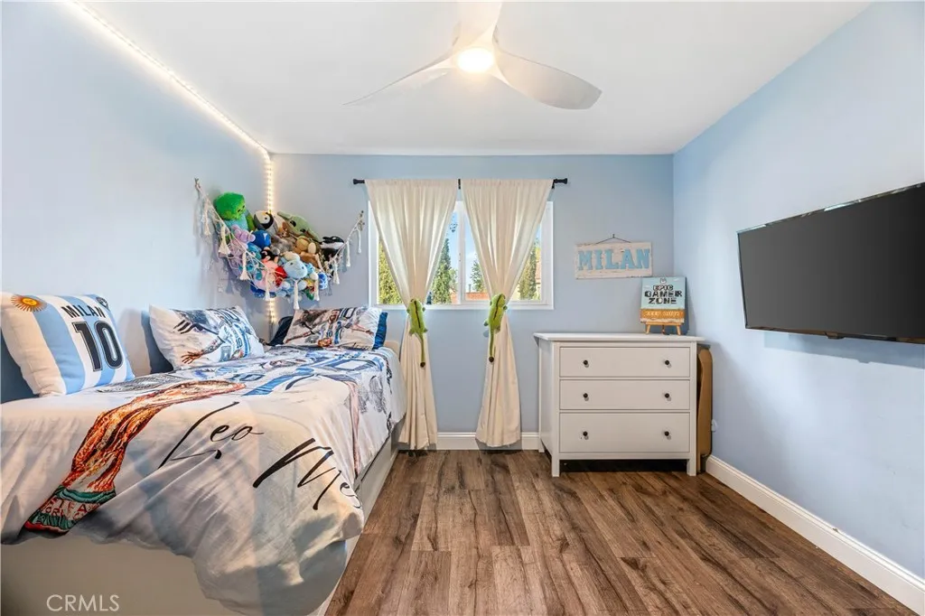 18146 Oxnard 48, Tarzana, California 91356 home-pic-32