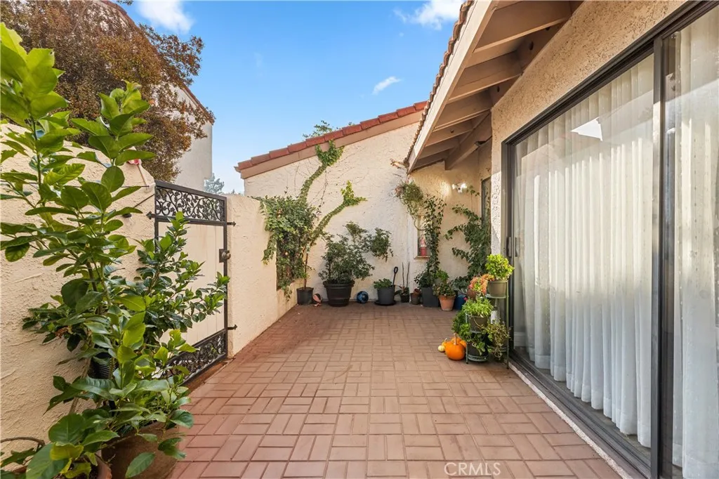 18146 Oxnard 48, Tarzana, California 91356 home-pic-2