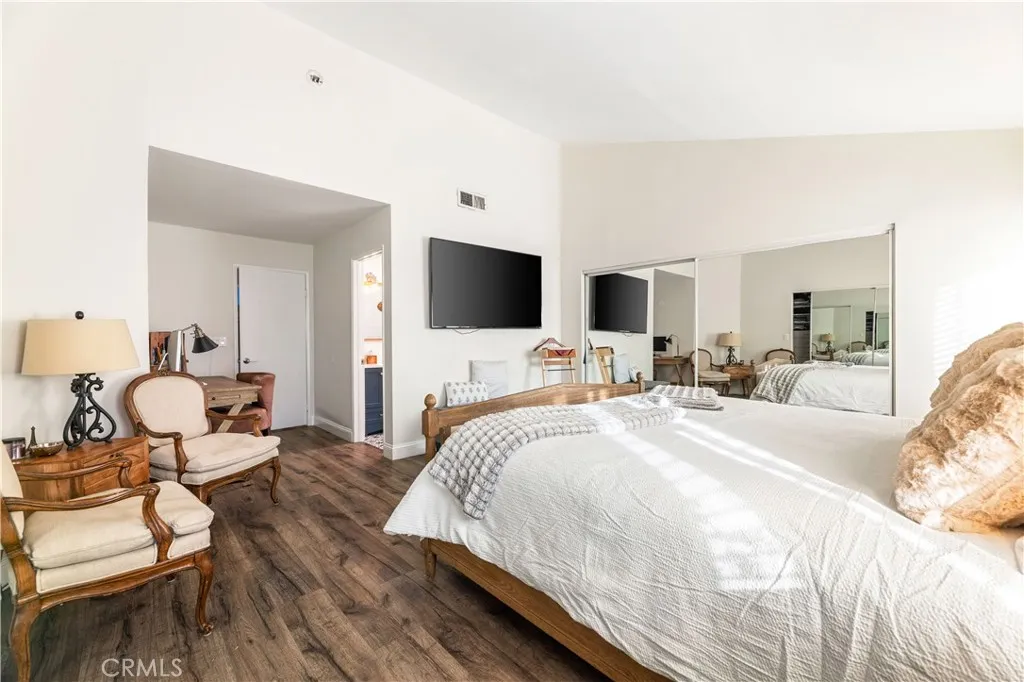 18146 Oxnard 48, Tarzana, California 91356 home-pic-18