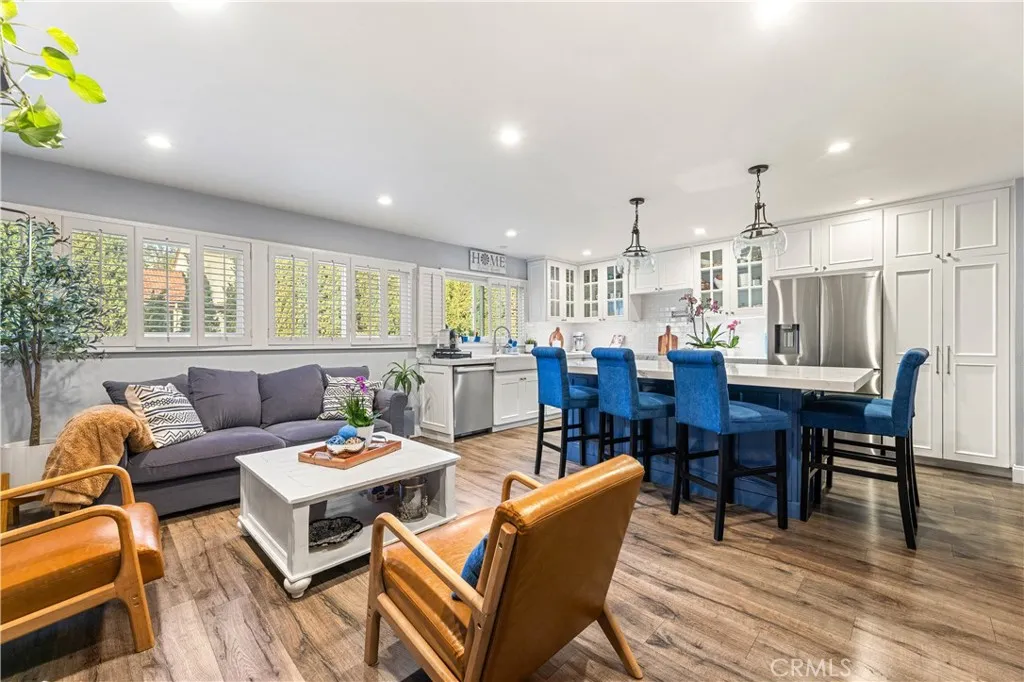 18146 Oxnard 48, Tarzana, California 91356 home-pic-14