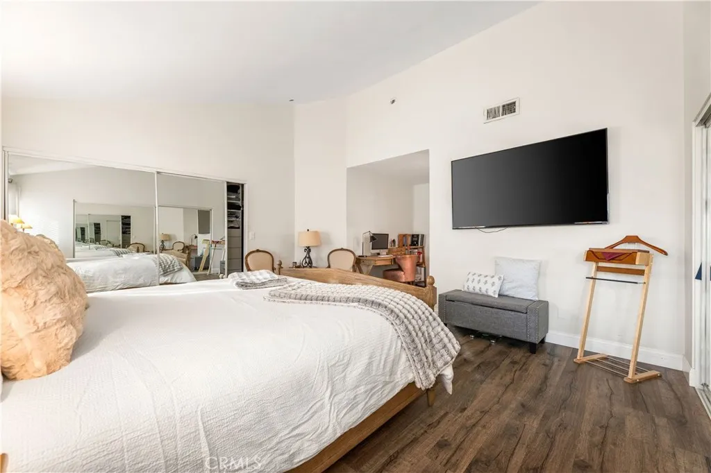 18146 Oxnard 48, Tarzana, California 91356 home-pic-19