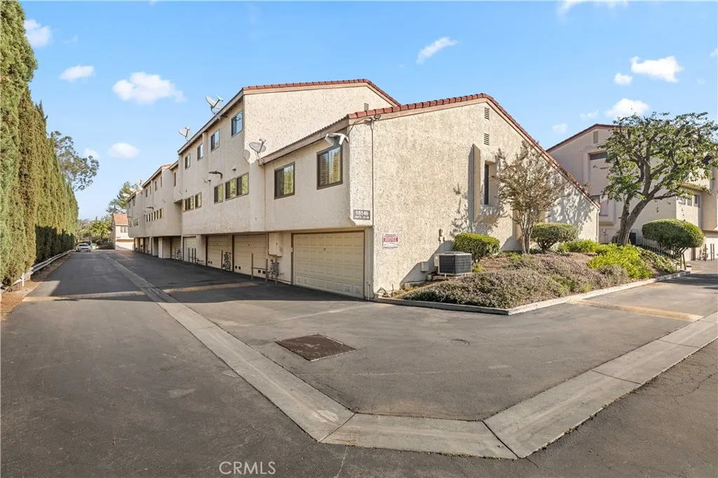 18146 Oxnard 48, Tarzana, California 91356 home-pic-51