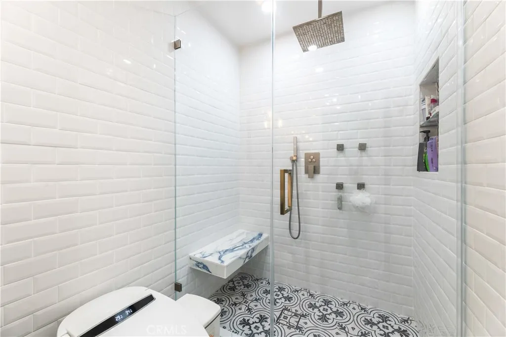 18146 Oxnard 48, Tarzana, California 91356 home-pic-23