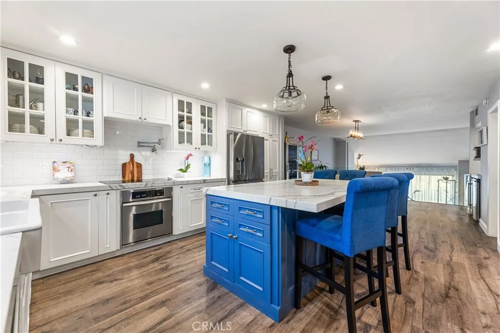 18146 Oxnard 48, Tarzana, California 91356 home-pic-10
