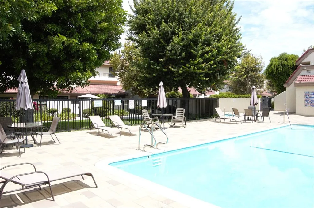 18146 Oxnard 48, Tarzana, California 91356 home-pic-44