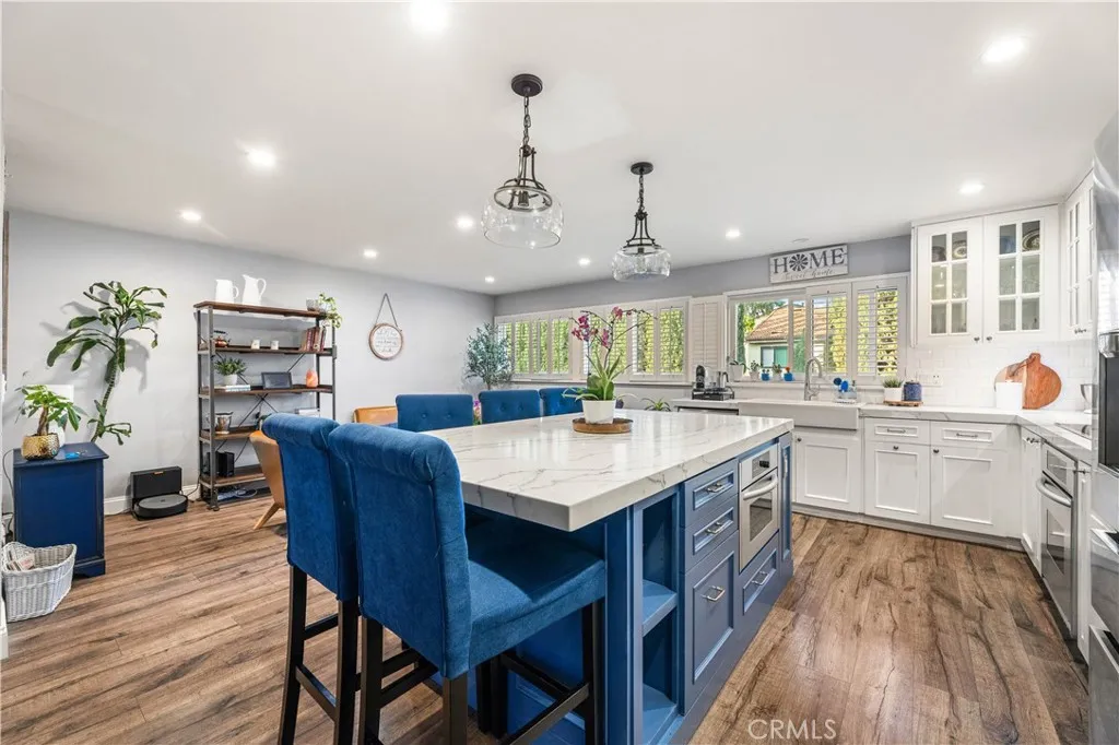 18146 Oxnard 48, Tarzana, California 91356 home-pic-12