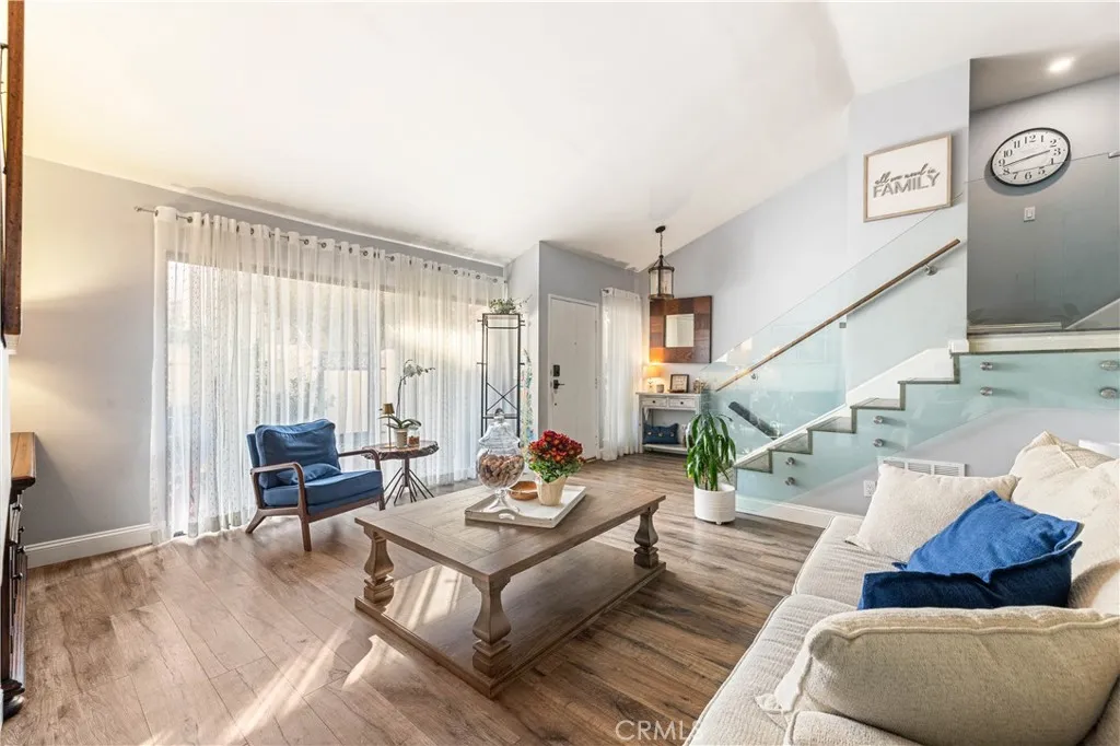 18146 Oxnard 48, Tarzana, California 91356 home-pic-4