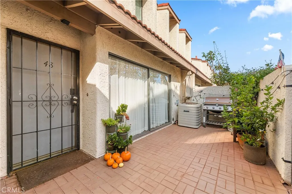 18146 Oxnard 48, Tarzana, California 91356 home-pic-1
