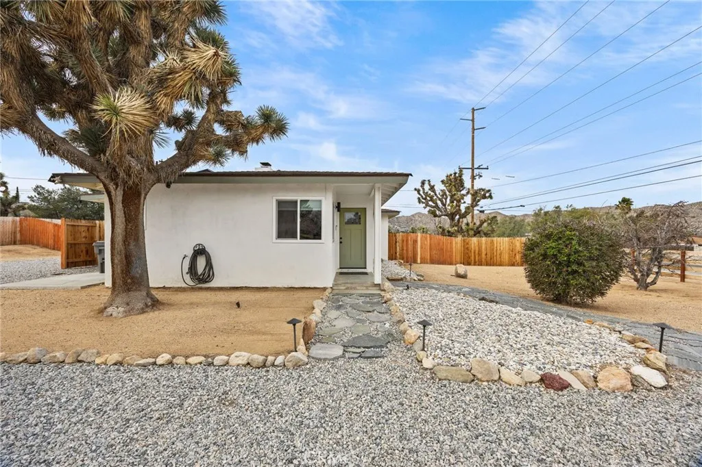 55585 Onaga, Yucca Valley, California 92284 home-pic-2
