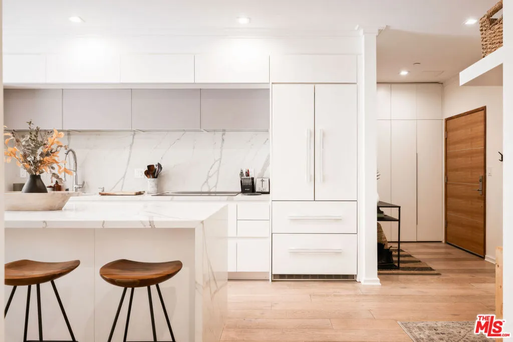 132 N Swall Drive 101, Los Angeles, California 90048 home-pic-0