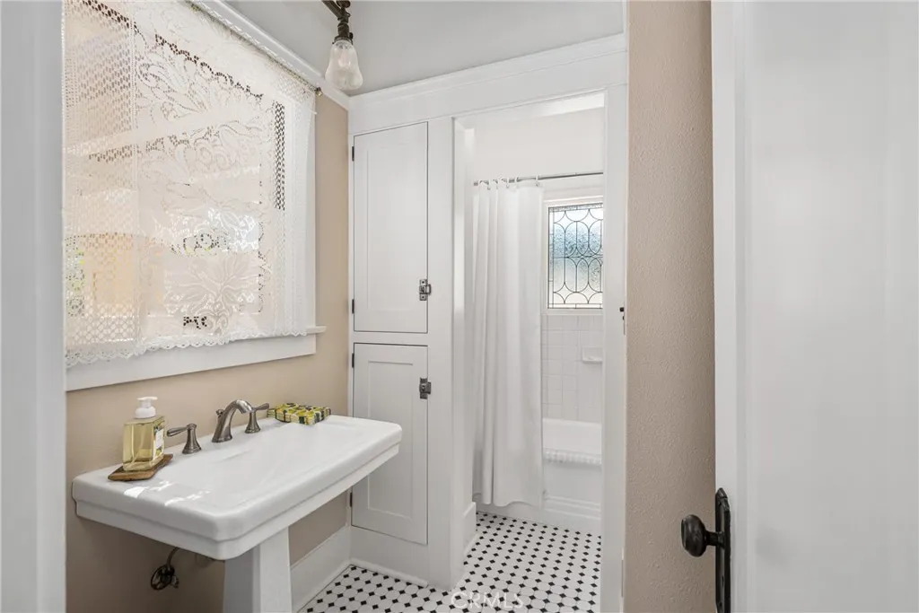 155 N Cleveland Street, Orange, California 92866 home-pic-16