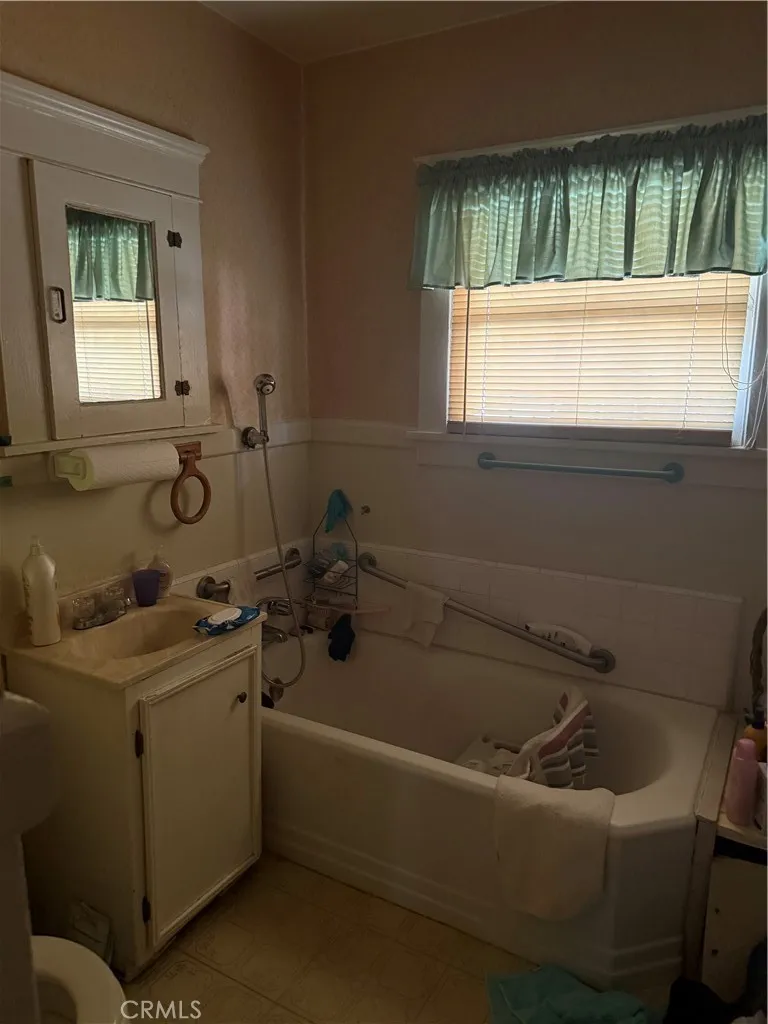 1340 W 58th, Los Angeles, California 90044 home-pic-8