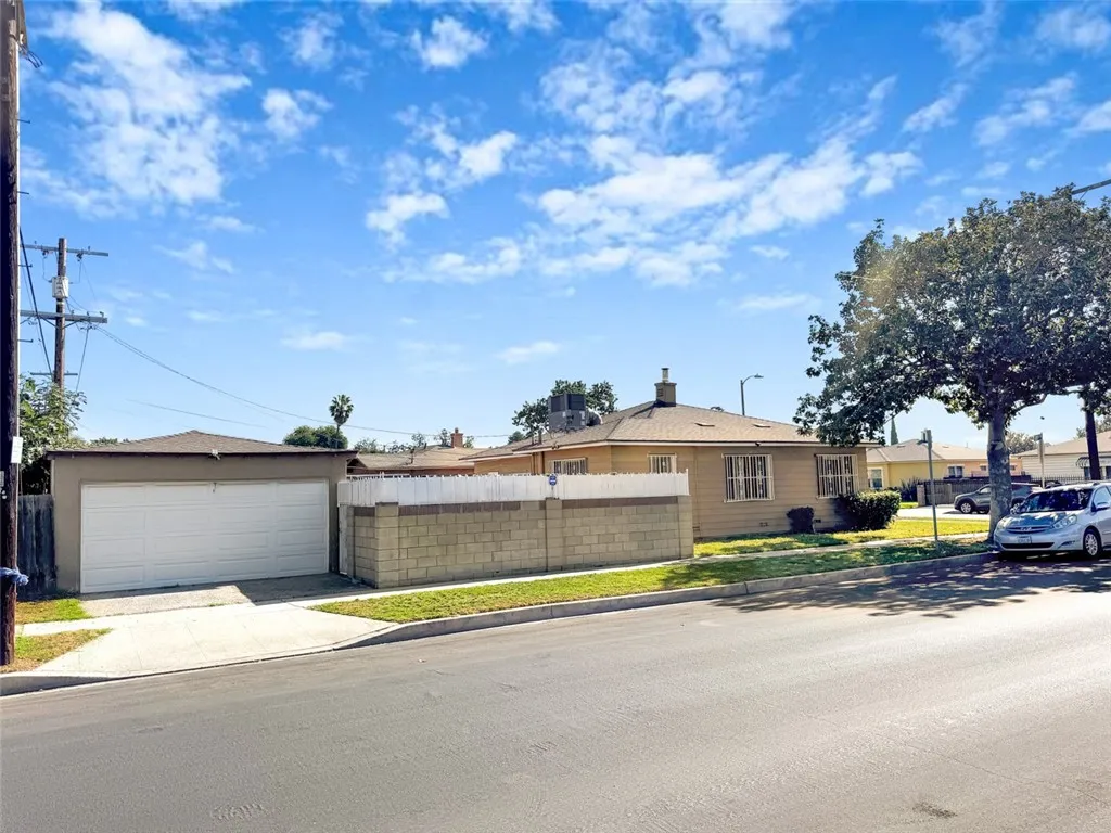 1301 E 106th, Los Angeles, California 90002 home-pic-2