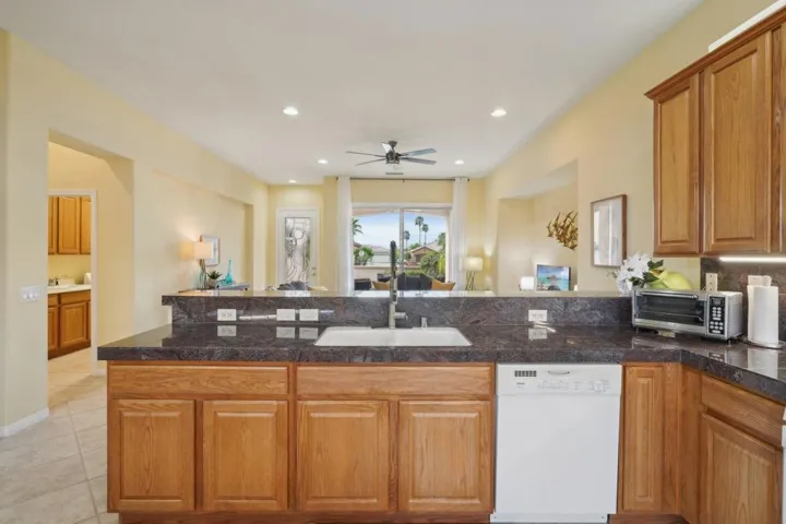 15-web-or-mls-Hoylake Dr-015