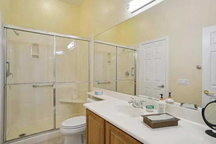 27-web-or-mls-Hoylake Dr-027