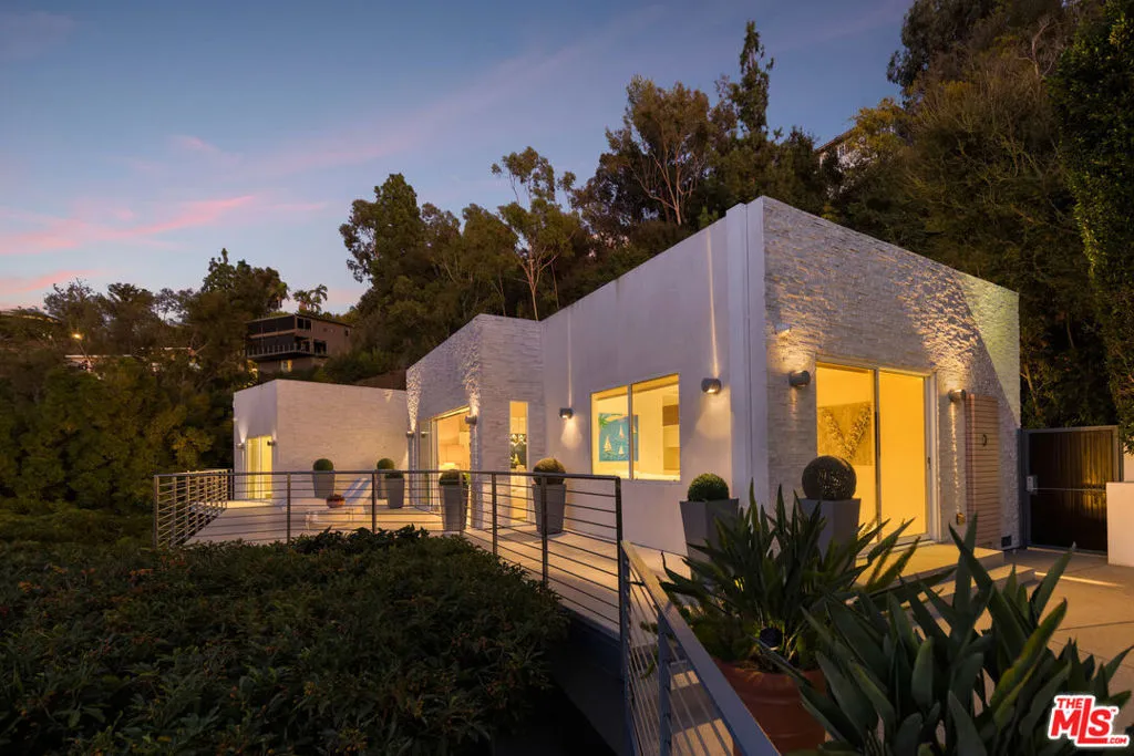 9422 Readcrest Drive, Beverly Hills, California 90210 home-pic-3