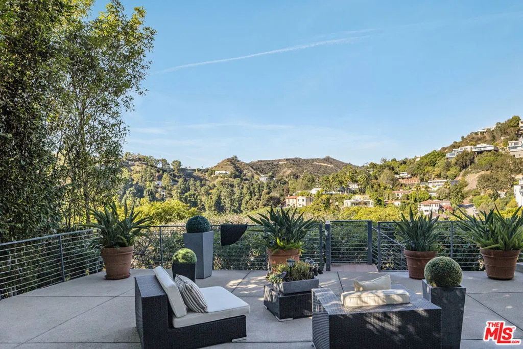 9422 Readcrest Drive, Beverly Hills, California 90210 home-pic-4