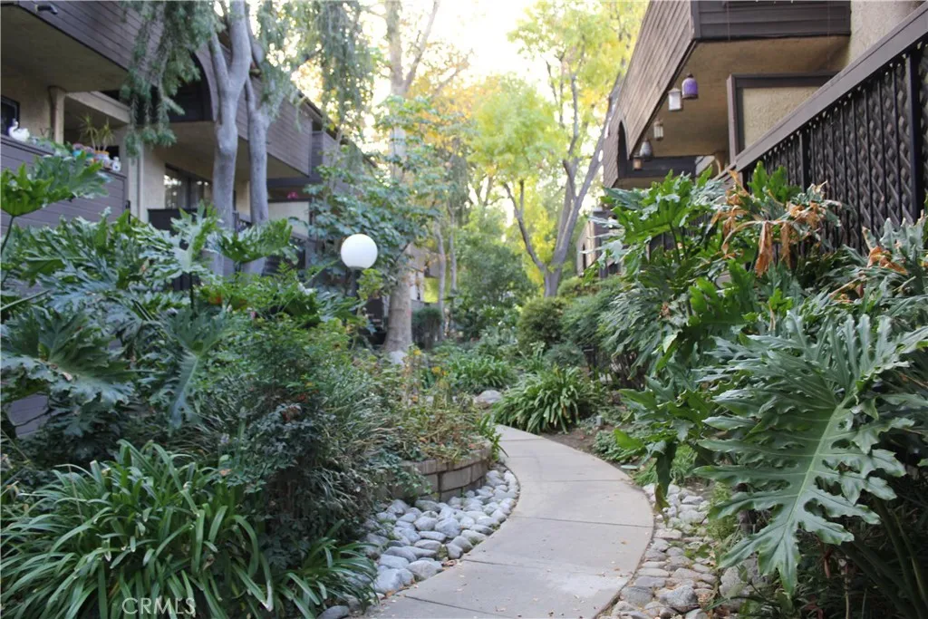 7304 Corbin Avenue F, Reseda, California 91335 home-pic-1