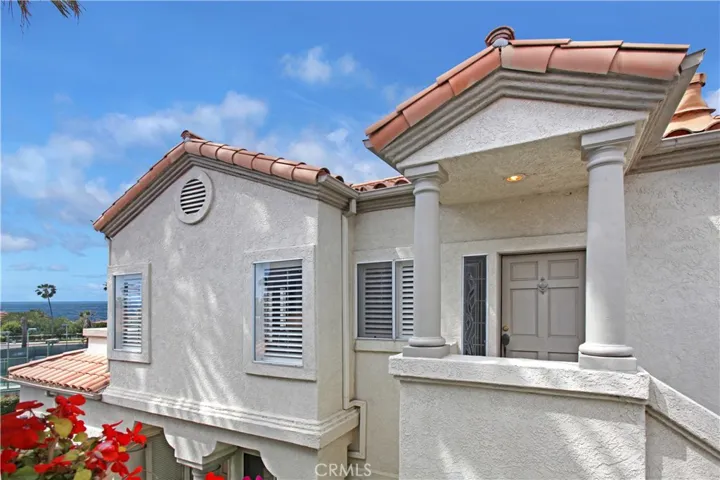 Beautiful views from this upstairs condo in a great location in Tennis Villas.